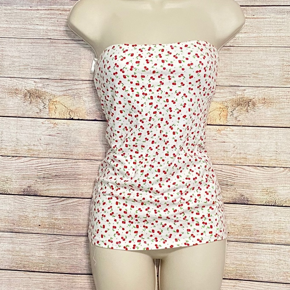 ⛱NWOT⛱ LOVE BY DESIGN CHERRY TOP